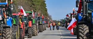 25.02.2024, Polen, Slubice: Landwirte aus Polen sind auf der Autostrada A2 (Europastraße 30) mit ihren Fahrzeugen in Richtung der deutsch-polnischen Grenze (Frankfurt/Oder) unterwegs. 