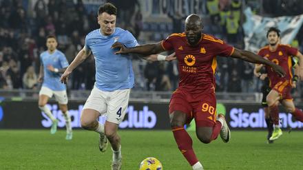 Romelu Lukaku vom AS Rom (r.) wurde von Lazio-Fans rassistisch beschimpft.