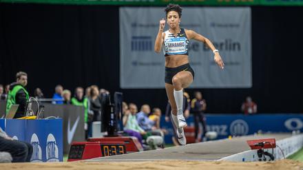 Malaika Mihambo springt beim Istaf Indoor in Berlin zum Sieg.