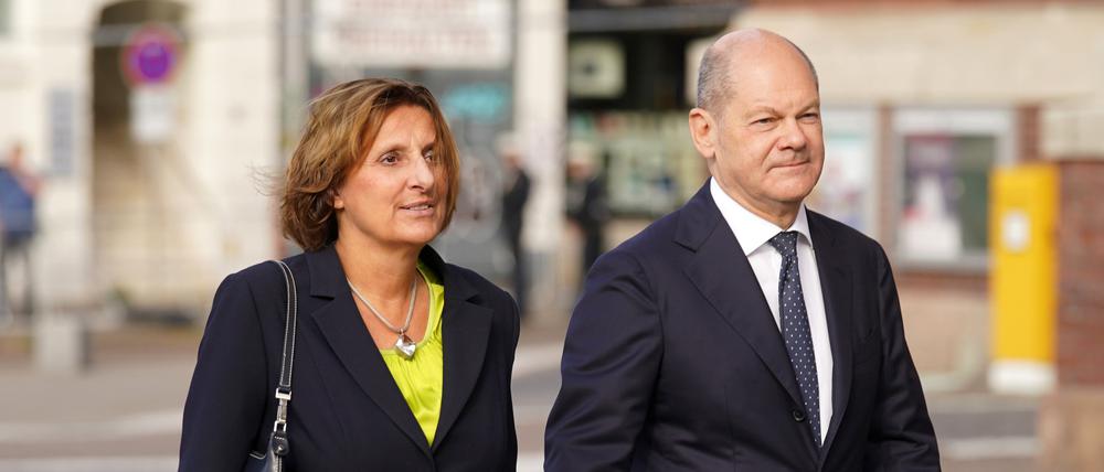 Bundeskanzler Olaf Scholz (SPD, r) und seine Ehefrau Britta Ernst arbeiten beide in der Politik.