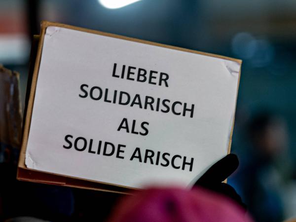 „Lieber solidarisch als solide arisch“ steht auf einem Demo-Plakat in Köln am 16. Januar 2024.