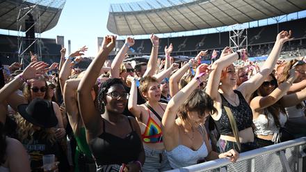 09.09.2023, Berlin: Das Publikum feiert beim Lollapalooza Festival Berlin auf dem Gelände des Olympiastadions. Foto: Britta Pedersen/dpa +++ dpa-Bildfunk +++