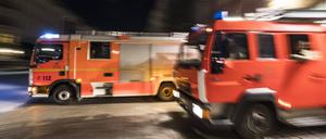 Löschfahrzeuge der Berliner Feuerwehr beim Ausrücken aus der Feuerwache. Symbolbild