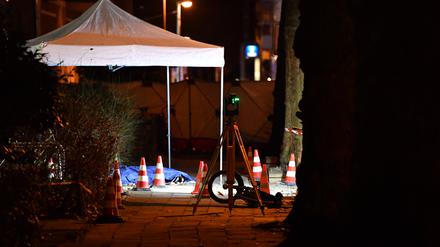 Passanten hatten das Opfer vor einem Hauseingang in der Vinetastraße gefunden.