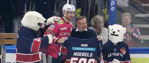 Marcel Noebels bekam ein Trikot für sein 500. Spiel in der Deutschen Eishockey Liga.