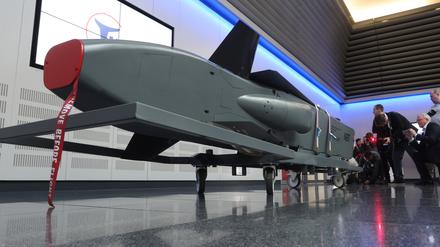 Ein Ausstellungsstück eines Taurus KEPD 350 Marschflugkörpers ist im Showroom des Rüstungsunternehmens MBDA ausgestellt.