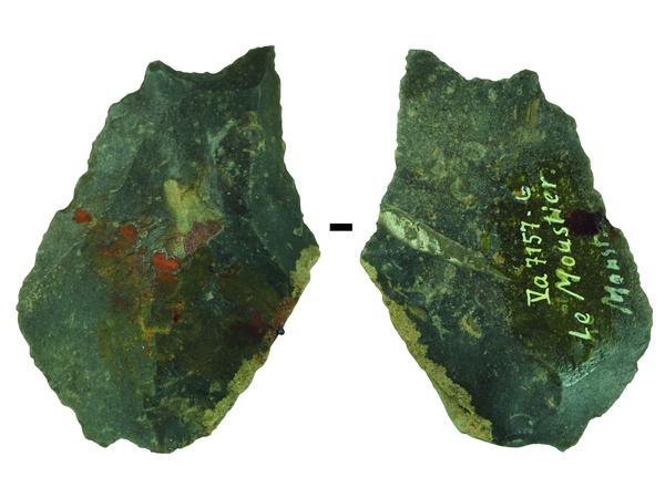 Das Steinartefakt aus dem oberen Felsüberhang der Neandertaler-Fundstelle Le Moustier. An einer Kante stand so viel Material über, dass eine Beprobung möglich war.
