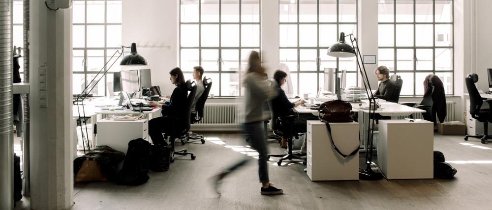 Große Büros, kein fester Platz, keine festen Aufgaben mehr. Mitarbeiter fühlen sich dadurch austauschbarer und weniger bedeutsam. 