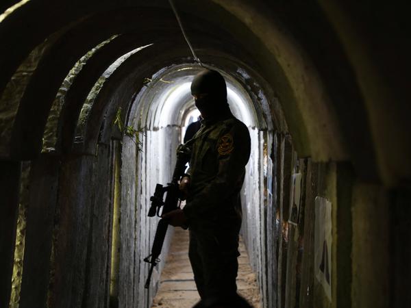 Ein Hamas-Terrorist in einem Tunnel.