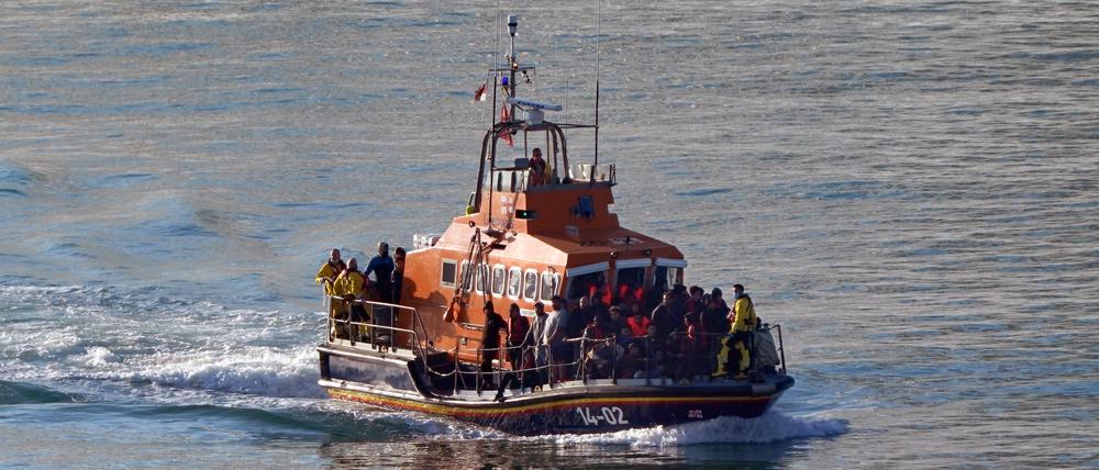 Eine Gruppe von Menschen wird nach einem Zwischenfall mit einem kleinen Boot im Ärmelkanal an Bord eines Rettungsbootes nach Dover in Kent gebracht.
