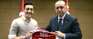 Das umstrittene Bild von Mesut Özil und Recep Tayyip Erdogan, 2018 in London. 