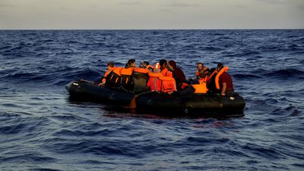 Schlauchboot mit Migranten im Mittelmeer (Symbolbild)
