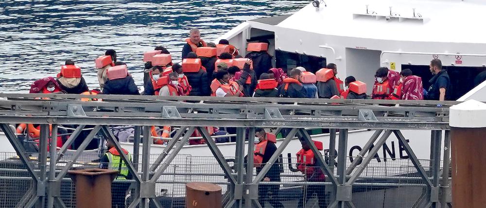 Eine Gruppe von Menschen, bei denen es sich vermutlich um Migranten handelt, wird an Bord eines Schiffes der Border Force nach Dover, gebracht, nachdem sie bei einem Zwischenfall mit einem kleinen Boot im Ärmelkanal gerettet wurden.
