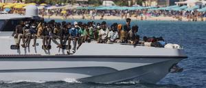 Aus dem Meer gerettet. Ein Schiff der italienischen Küstenwache bringt Migranten auf die Insel Lampedusa. 