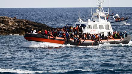 Migranten werden auf einem Boot der italienischen Küstenwache vor Lampedusa in Sicherheit gebracht. 