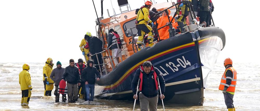 Menschen, bei denen es sich vermutlich um Migranten handelt, werden nach einem Zwischenfall mit einem kleinen Boot im Ärmelkanal von einem Rettungsboot der britischen Seenotrettungsorganisation «Royal National Lifeboat Institution» nach Dungeness gebracht.