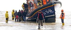 Menschen, bei denen es sich vermutlich um Migranten handelt, werden nach einem Zwischenfall mit einem kleinen Boot im Ärmelkanal von einem Rettungsboot der britischen Seenotrettungsorganisation «Royal National Lifeboat Institution» nach Dungeness gebracht. 