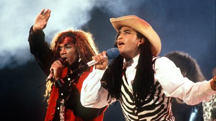 Das Pop-Duo „Milli Vanilli“ mit Rob Pilatus (r) und Fabricio „Fab“ Morvan bei einem Auftritt in der Musiksendung „Peter’s Popshow“ in Dortmund am 17.11.1989. 
