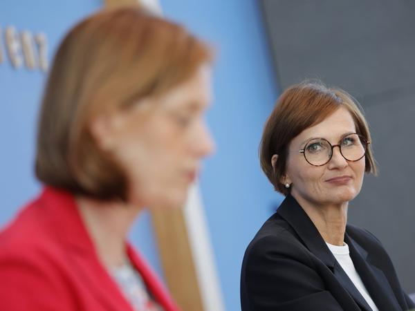 Ministerin Karin Prien (vorne, unscharf) und Bundesministerin für Bildung und Forschung Bettina Stark-Watzinger.