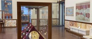 Der Minoisch-Mykenische Saal wurde so restauriert, wie er 1921 ausgesehen hat. Im Vordergrund die Kopie der sogenannten „Maske des Agamemnon“, wie Heinrich Schliemann sie genannt hat. Foto: Rolf Brockschmidt 