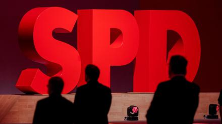 ARCHIV - 11.12.2021, Berlin: Das Logo der SPD leuchtet beim SPD-Bundesparteitag. Der Mitgliederschwund bei der SPD beschleunigt sich weiter. Foto: Kay Nietfeld/dpa +++ dpa-Bildfunk +++