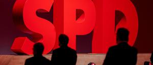 ARCHIV - 11.12.2021, Berlin: Das Logo der SPD leuchtet beim SPD-Bundesparteitag. Der Mitgliederschwund bei der SPD beschleunigt sich weiter. Foto: Kay Nietfeld/dpa +++ dpa-Bildfunk +++