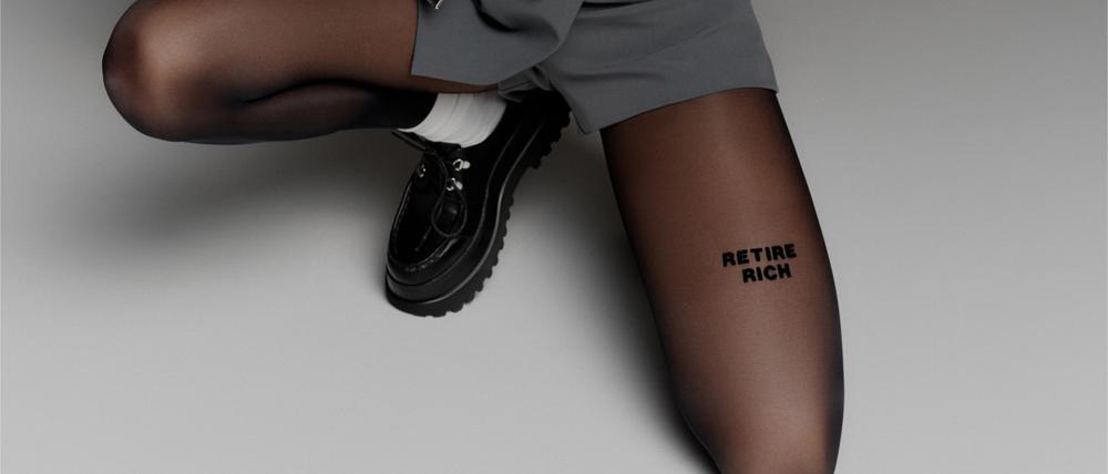 „Retire Rich“ ist das Kampagnen-Motto auf den Strumpfhosen in limitierter Auflage.