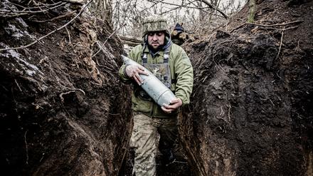 Der Mangel an Munition macht den Soldaten einer Artillerieeinheit in der Oblast Donezk zu schaffen. 
