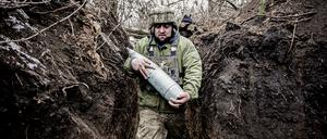 Der Mangel an Munition macht den Soldaten einer Artillerieeinheit in der Oblast Donezk zu schaffen. 