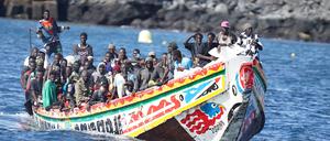 Migranten kommen am 31. Oktober 2023 im Hafen Port of La Restinga auf der Kanareninsel El Hierro an.
