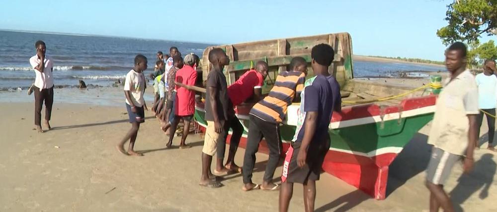 Dieses Boot kenterte vor der Küste von Mosambik.