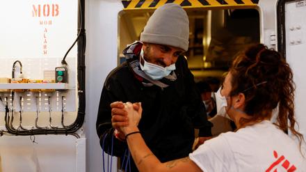 Erste Hilfe für einen geretteten Geflüchteten auf dem MSF-Schiff Geo Barents im süditalienischen Bari. 