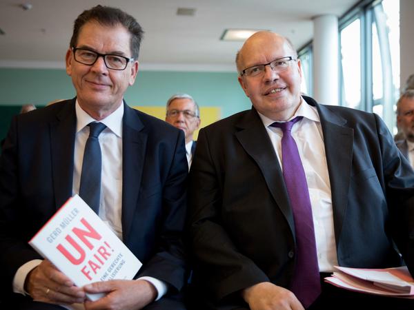 Entwicklungsminister Gerd Müller (CSU) mit Kanzleramtsminister Peter Altmaier (CDU) bei der Vorstellung von Müllers Buch "Unfair".