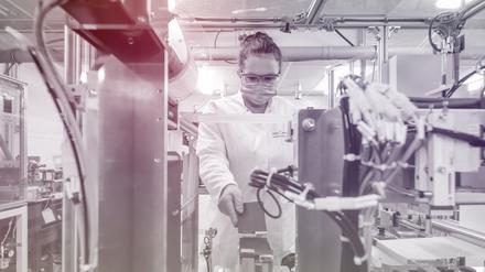Im MEET Batterieforschungszentrum in Münster arbeitet eine Chemie-Laborantin im Reinraumlabor an der Weiterentwicklung elektrochemischer Energiespeicher, hier Lithium-Ionen-Akkumulatoren. 