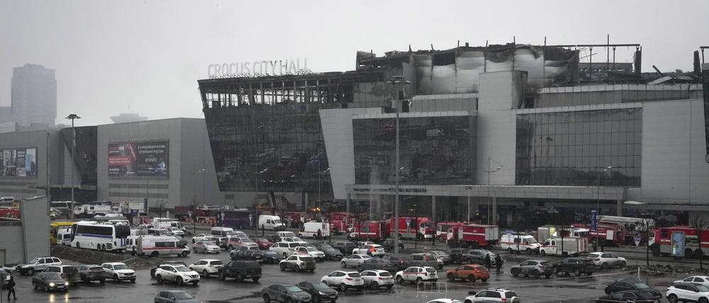 Ein Blick auf das abgebrannte Veranstaltungszentrum Crocus City Hall nach einem Anschlag am westlichen Rand von Moskau.