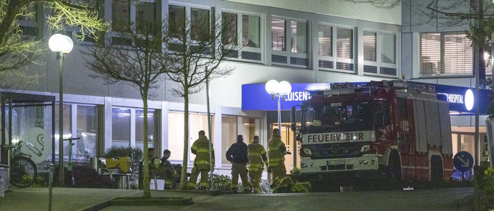 Einsatzkräfte der Feuerwehr stehen vor dem Aachener Luisenhospital.