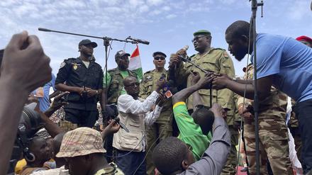Mohamed Toumba, einer der Soldaten, die den nigrischen Präsidenten Mohamed Bazoum gestürzt haben, spricht zu Anhängern der nigrischen Junta.