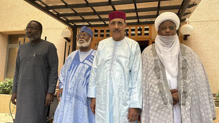 Mousa Tourey (l-r), Präsident der ECOWAS-Kommission, General Abdulsalami Abubakar, der ECOWAS-Sondergesandte für die Republik Niger, Mohamed Bazoum, der gestürzte nigrische Präsident und Alhaji Muhammad Saad Abubakar III., der Sultan von Sokoto, posieren in Niamey, Niger. 