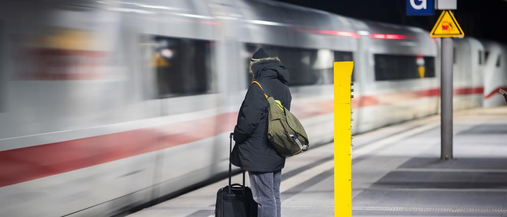 Reisende müssen auf der Strecke zwischen Köln und Frankfurt am Main am Freitag teils viel Geduld mitbringen.