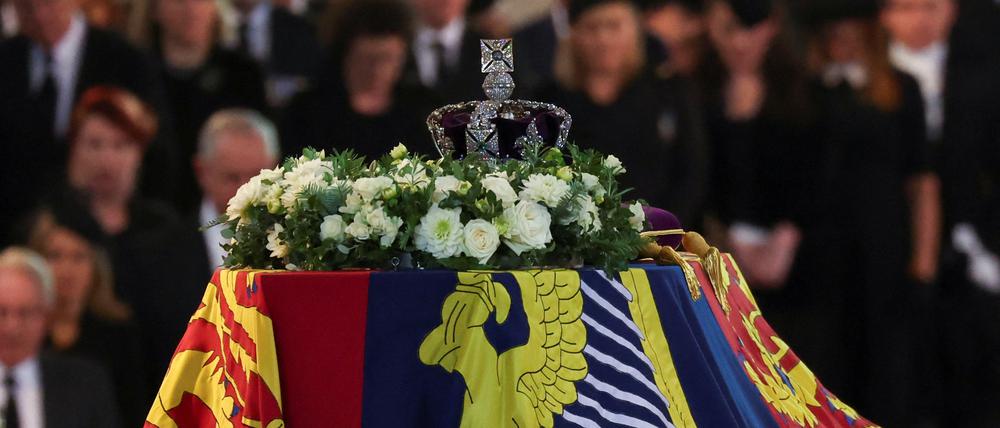 14.09.2022, Großbritannien, London: Der Sarg von Königin Elizabeth II. ist in der Westminster Hall in London aufgebahrt, bevor die Königin am Montag, dem 19. September, beigesetzt wird. Die britische Königin Elizabeth II. ist am 08.09.2022 im Alter von 96 Jahren gestorben. Foto: Phil Noble/PA Wire/dpa +++ dpa-Bildfunk +++