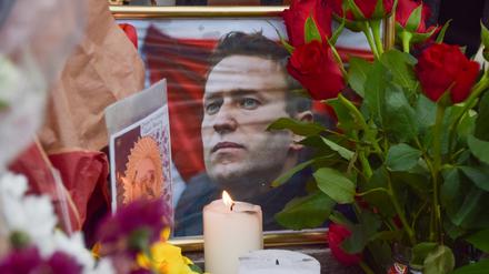 London: An einer behelfsmäßigen Gedenkstätte gegenüber der russischen Botschaft stehen Blumen, Kerzen, und Karten um ein gerahmtes Foto von Alexej Nawalny.