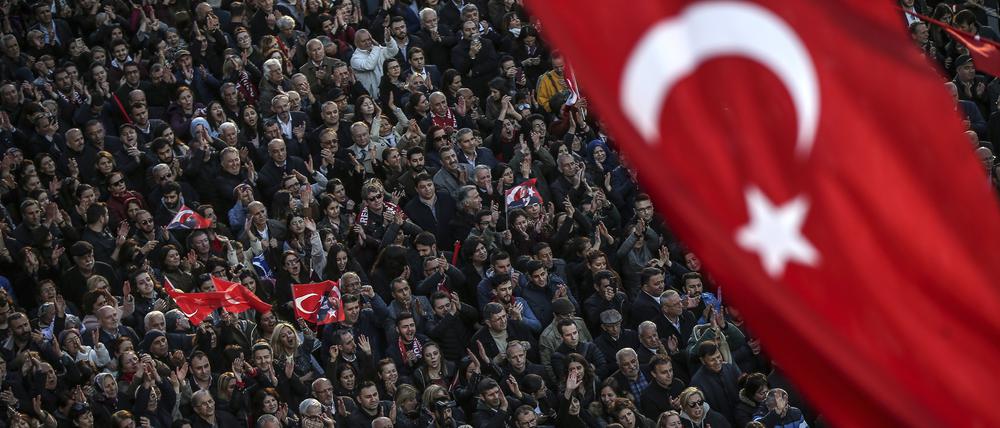 Eine Menschenmenge lauscht der Rede von Ekrem Imamoglu, damals Bürgermeisterkandidat der Republikanischen Volkspartei für Istanbul (Archivbild vom 16. April 2019).