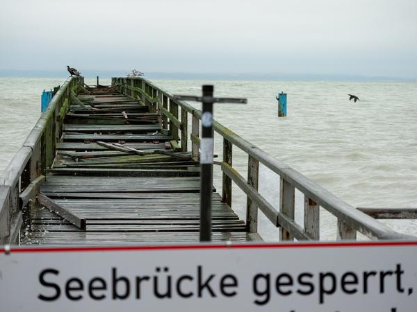 In Sassnitz wurde die Seebücke von den Wellen stark beschädigt. 