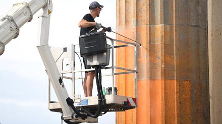 Reinigungsarbeiten nach einem Farbanschlag der „Letzten Generation“ auf das Brandenburger Tor.