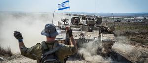 Israelische Kampffahrzeuge und Panzer sind in der Nähe der Grenze zwischen Israel und Gaza im Einsatz.