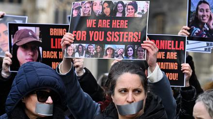 Aktivistinnen und Aktivisten haben bei einer Demonstration am Dienstag, 13. Februar 2024, in Wien die „sofortige bedingungslose Freilassung aller Geiseln“ der Hamas gefordert. Sie erinnerten dabei auch an die von den Terroristen brutal vergewaltigten israelischen Frauen.  