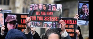 Aktivistinnen und Aktivisten haben bei einer Demonstration am Dienstag, 13. Februar 2024, in Wien die „sofortige bedingungslose Freilassung aller Geiseln“ der Hamas gefordert. Sie erinnerten dabei auch an die von den Terroristen brutal vergewaltigten israelischen Frauen.  