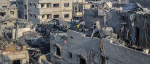 Palästinenser begutachten die Zerstörung nach einem israelischen Luftangriff auf das Viertel Al-Amal in Chan Junis.