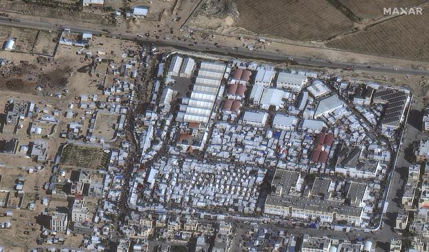Dieses von Maxar Technologies zur Verfügung gestellte Satellitenbild zeigt eine Nahaufnahme von Menschenmassen, Zelten und Unterkünften am Chan Junis College im südlichen Gazastreifen.