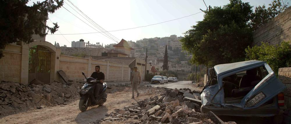 Palästinenser inspizieren die Zerstörung eines Gebiets nach schweren Zusammenstößen während einer israelischen Razzia im Flüchtlingslager Dschenin im Westjordanland am 1. November 2023. 